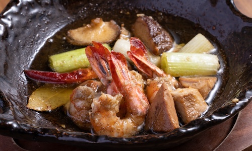 マグロテールと海老のアヒージョ